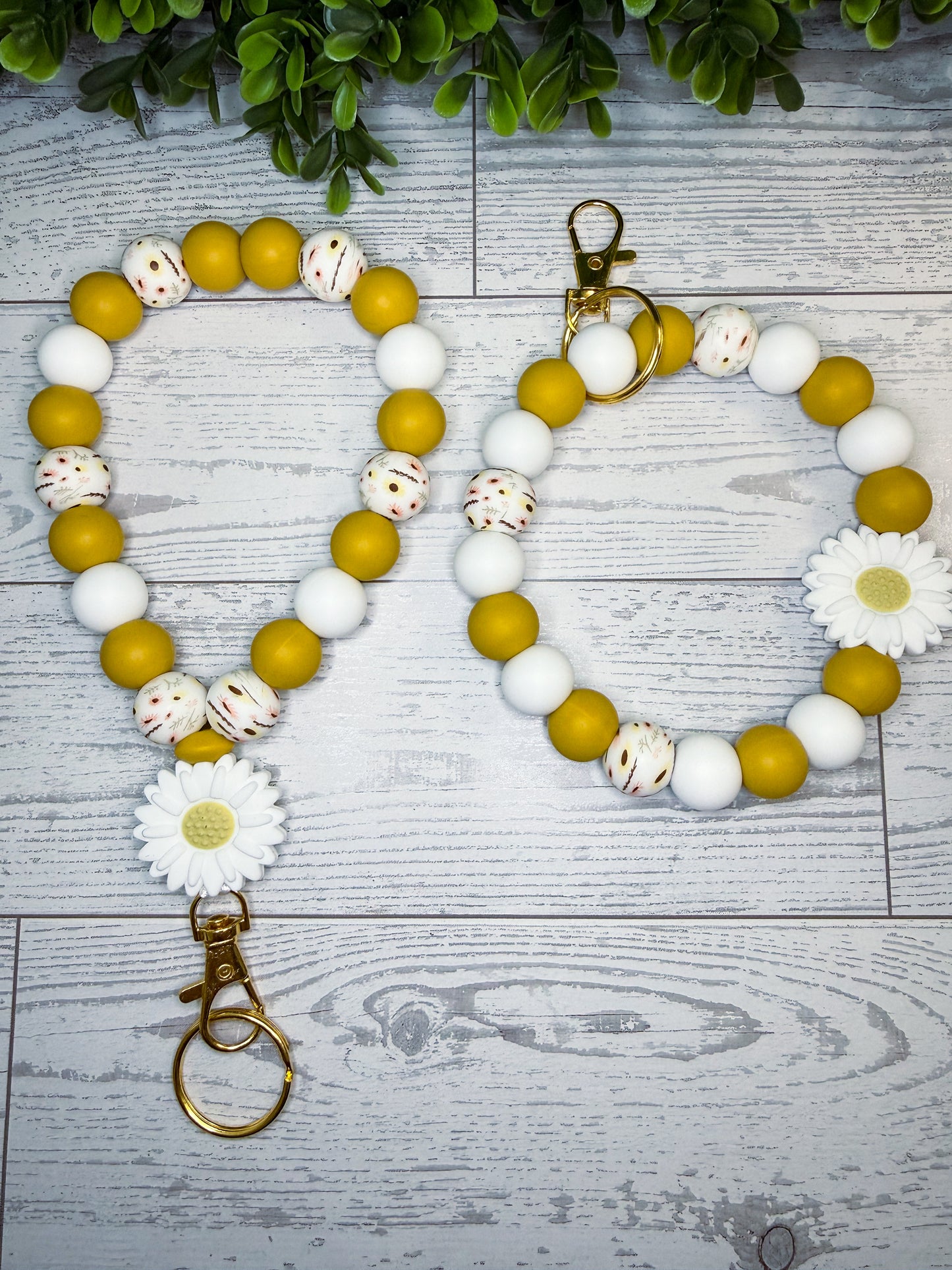 Daisy Daydream Wristlet (Silicone Beaded Keychain Bracelet)